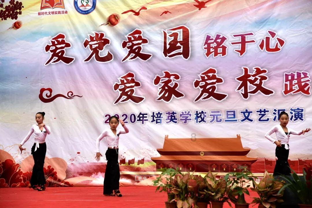 四川爷爷嫌外公看娃粗心悄悄带走孩子，如何平衡两边老人对孩子的照看？游戏画面